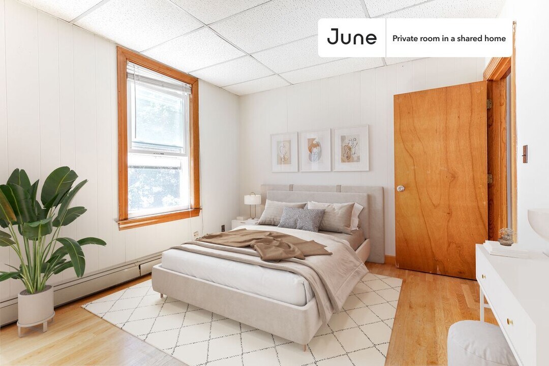 Private bedroom in 5 bed/1 bath Home in Boston, MA - Building Photo