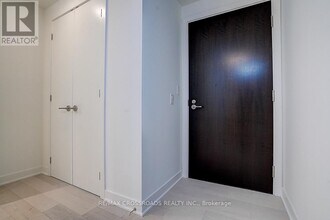 11 Yorkville Ave in Toronto, ON - Building Photo - Building Photo