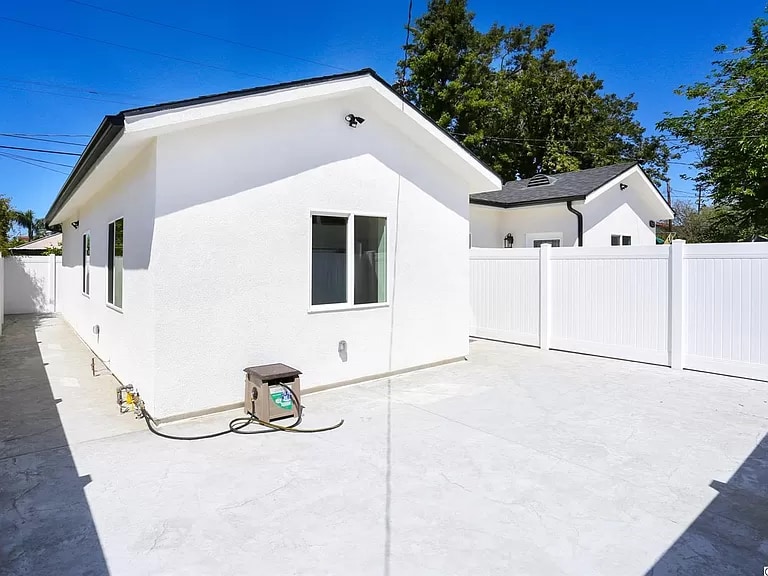 7523 Milwood Ave in Canoga Park, CA - Foto de edificio