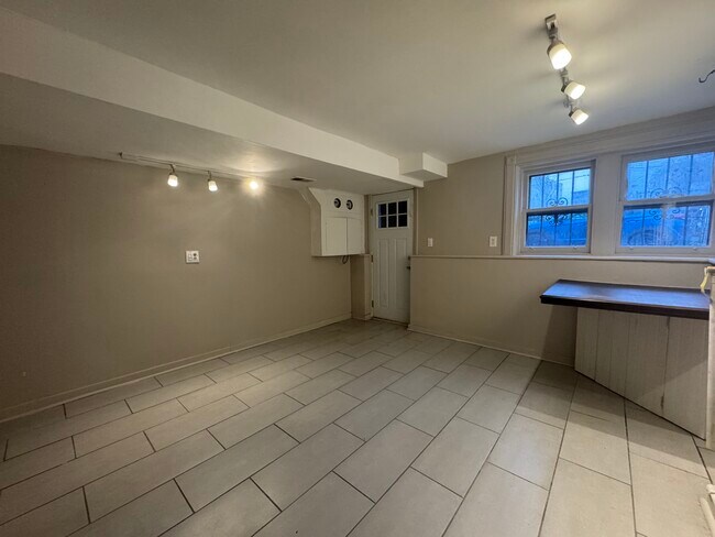 56 Spring St, Unit Garden Apartment in Albany, NY - Building Photo - Building Photo