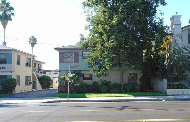 Magnolia Court in Van Nuys, CA - Foto de edificio - Building Photo