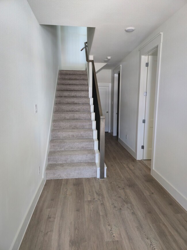 property at 808 Meadowcrest Dr