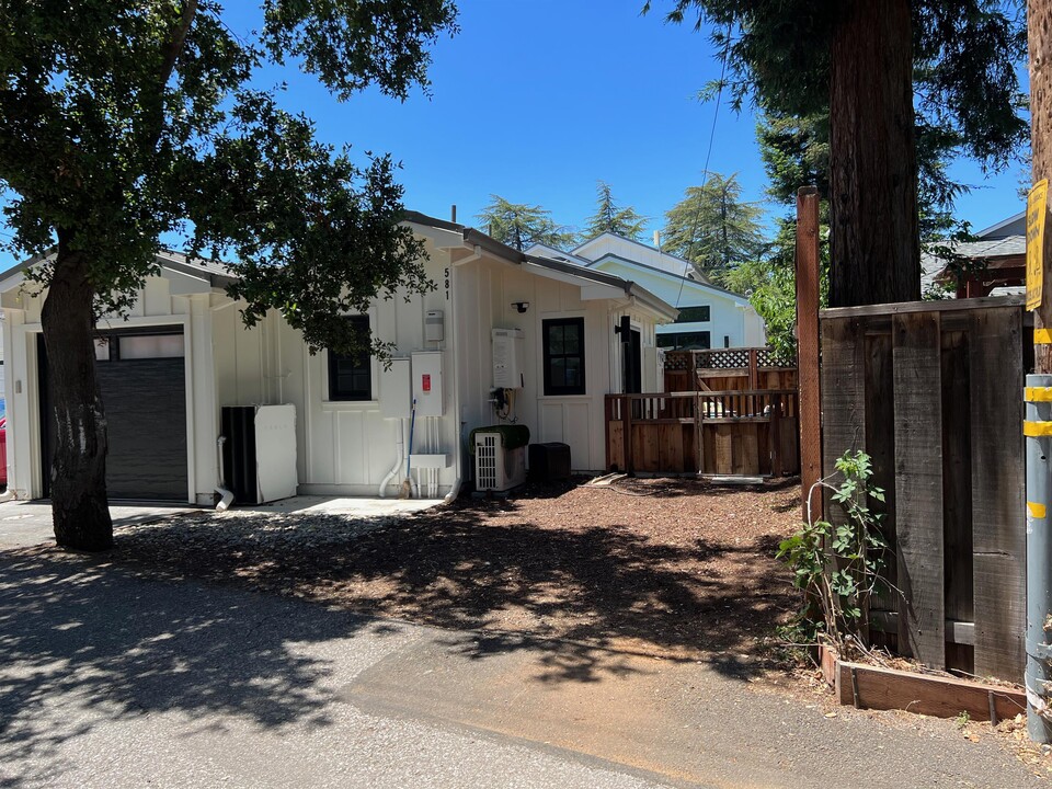 581 University Ave in Los Altos, CA - Foto de edificio
