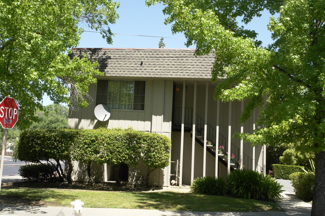 2001 Sierra Rd in Concord, CA - Foto de edificio - Building Photo