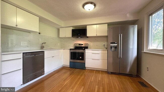 13566 Bentley Cir in Woodbridge, VA - Foto de edificio - Building Photo