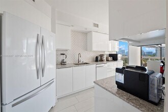 20185 E Country Club Dr in Miami, FL - Building Photo - Building Photo