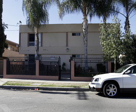 6655 Etiwanda Ave in Reseda, CA - Building Photo - Building Photo