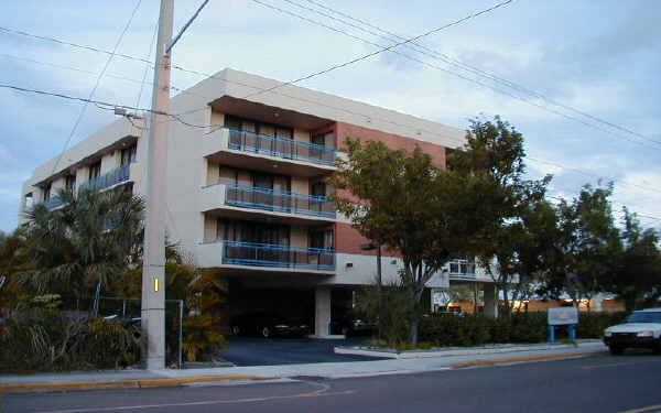 473 Golden Isles Dr in Hallandale Beach, FL - Building Photo