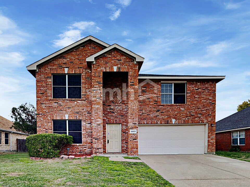 6803 Lake Jackson Dr in Arlington, TX - Foto de edificio