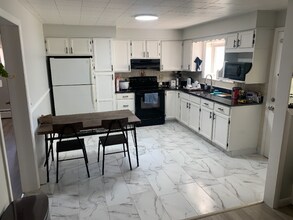 214 Sand Creek Rd in Albany, NY - Building Photo - Building Photo