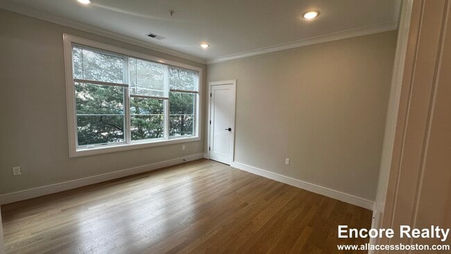 108 Warren St, Unit 3 in Boston, MA - Foto de edificio - Building Photo