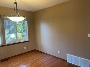 6152 NE 194th Pl in Kenmore, WA - Building Photo - Building Photo