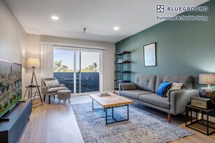 110 Sweetzer Ave, Unit FL3-ID129 in Los Angeles, CA - Building Photo