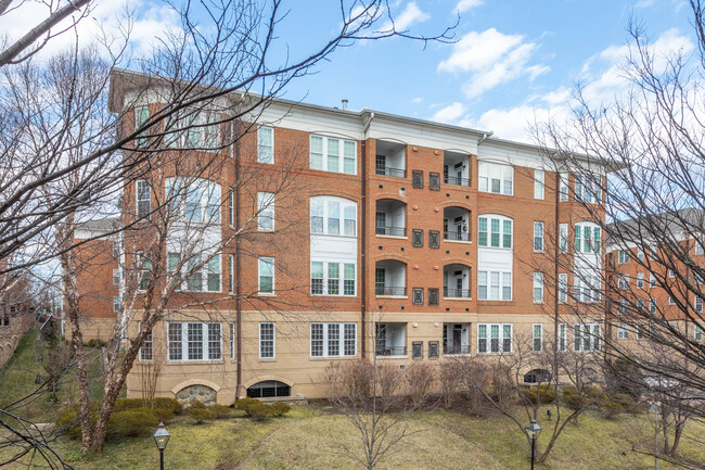 10328 Sager Ave in Fairfax, VA - Foto de edificio - Building Photo