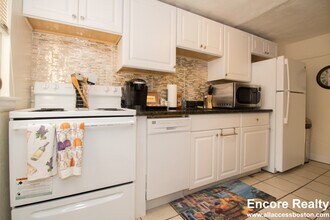 79 Chestnut St, Unit 1B in Brookline, MA - Foto de edificio - Building Photo