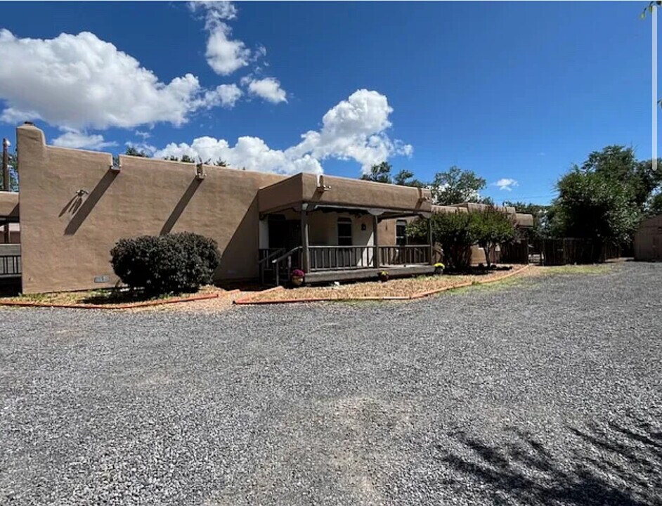 3996 Agua Fria St in Santa Fe, NM - Foto de edificio