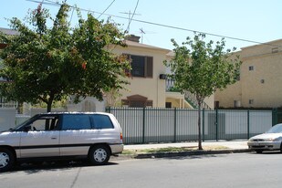2954 Francis Ave in Los Angeles, CA - Building Photo