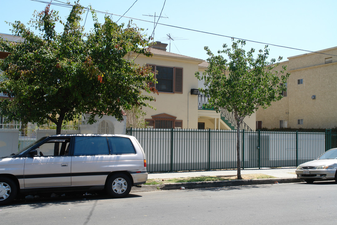 2954 Francis Ave in Los Angeles, CA - Foto de edificio