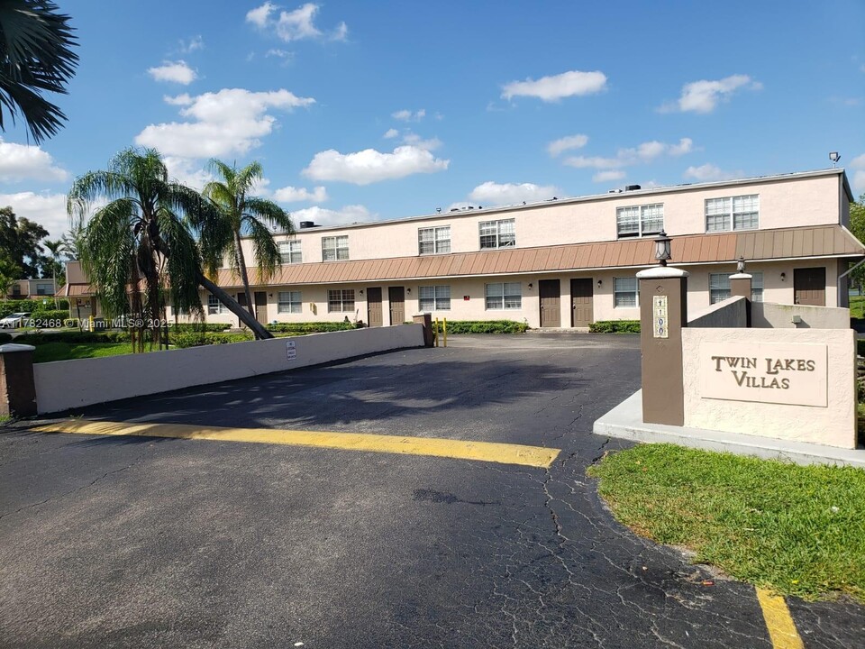 4100 NW 16th Ave in Oakland Park, FL - Building Photo