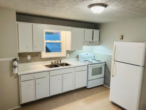 44 Radio Station Rd in Berkeley Springs, WV - Foto de edificio - Building Photo