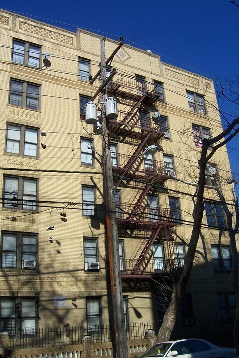 22-88 Mott Ave in Far Rockaway, NY - Foto de edificio