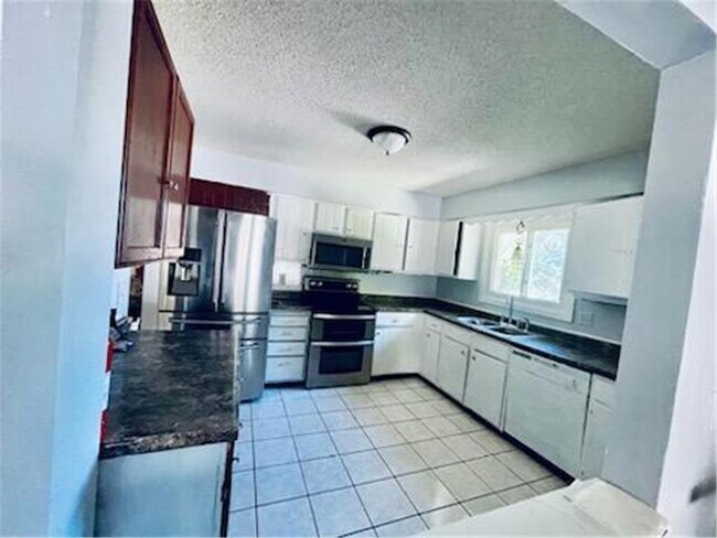 504 Crestview Dr S in Maplewood, MN - Building Photo - Building Photo