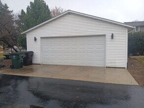 117 Hilly Oak Dr in Delafield, WI - Foto de edificio - Building Photo