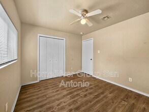 529 Dukeway in Universal City, TX - Building Photo - Building Photo
