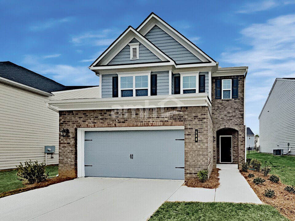 588 Woodall Rd in Stockbridge, GA - Building Photo