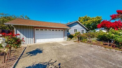 1827 Creekside Rd in Santa Rosa, CA - Building Photo - Building Photo
