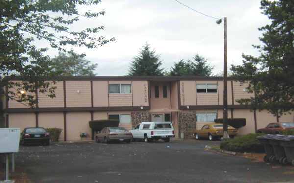 Cascade Apartments in Portland, OR - Building Photo