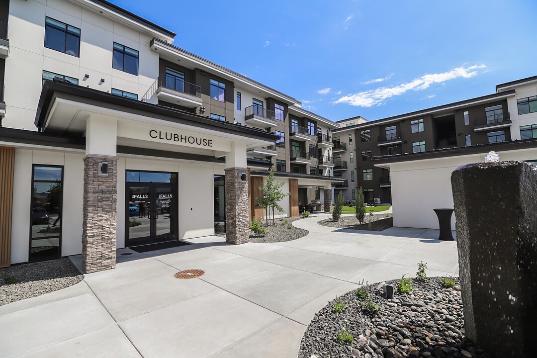 The Falls in Kennewick, WA - Building Photo