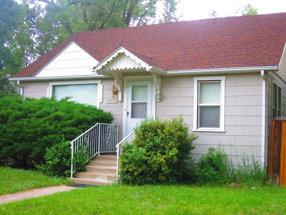 1916 W Platte Ave in Colorado Springs, CO - Foto de edificio