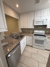 96 Mathews Dr in Hilton Head Island, SC - Building Photo - Building Photo