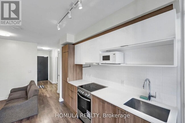 159 Wellesley St E in Toronto, ON - Building Photo - Building Photo