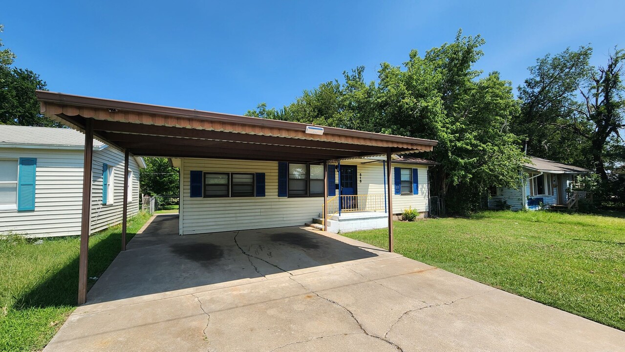 516 N Broadway in Edmond, OK - Building Photo