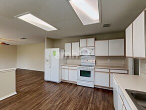 5654 Lovett Oaks in San Antonio, TX - Foto de edificio - Building Photo