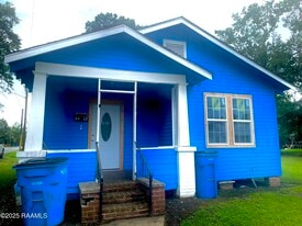 1013 Iberia St in Franklin, LA - Building Photo