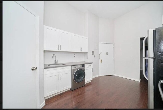 501 1/2 W 43rd St in New York, NY - Building Photo - Building Photo