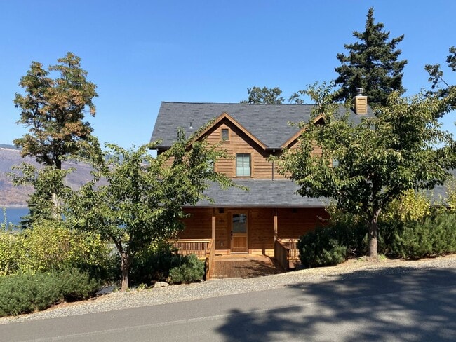 945 Fifth Ave in Mosier, OR - Building Photo - Building Photo