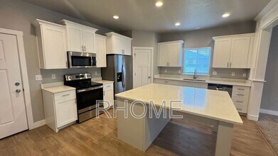 3607 E Sapphire Creek Ln in Eagle Mountain, UT - Building Photo - Building Photo