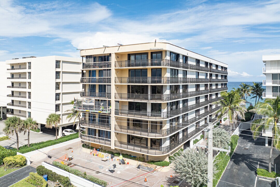 La Pensee in Palm Beach, FL - Building Photo