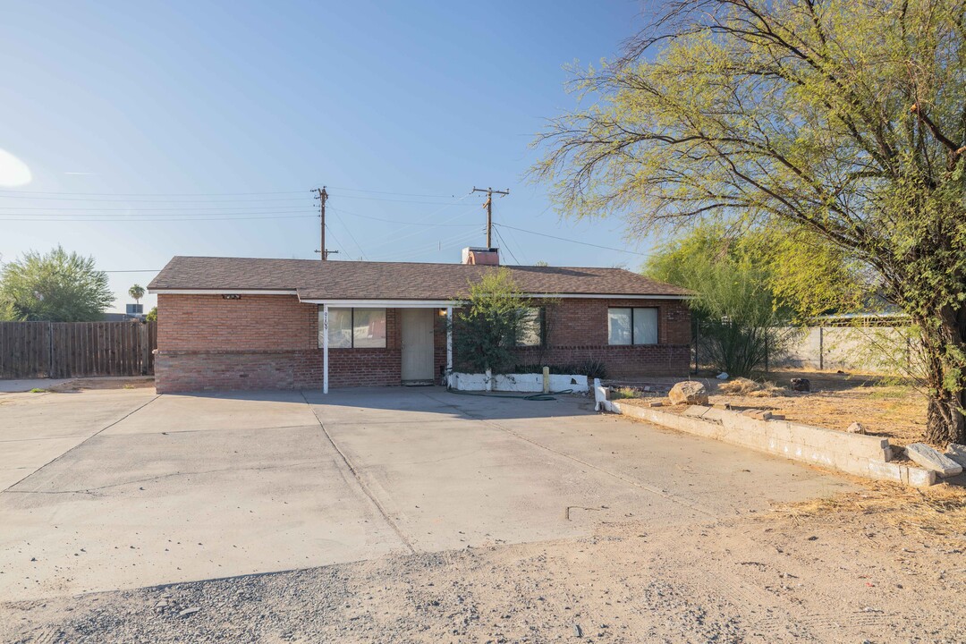 1033 W McLellan Rd in Mesa, AZ - Building Photo