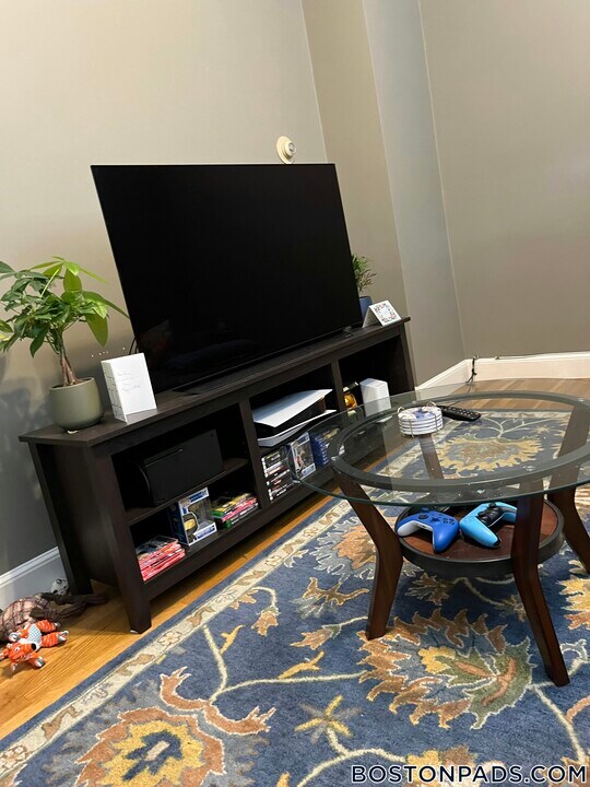 291 Dorchester St, Unit 1 in Boston, MA - Building Photo