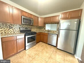 2202 Tanglewood Ct in Washington Township, NJ - Foto de edificio - Building Photo