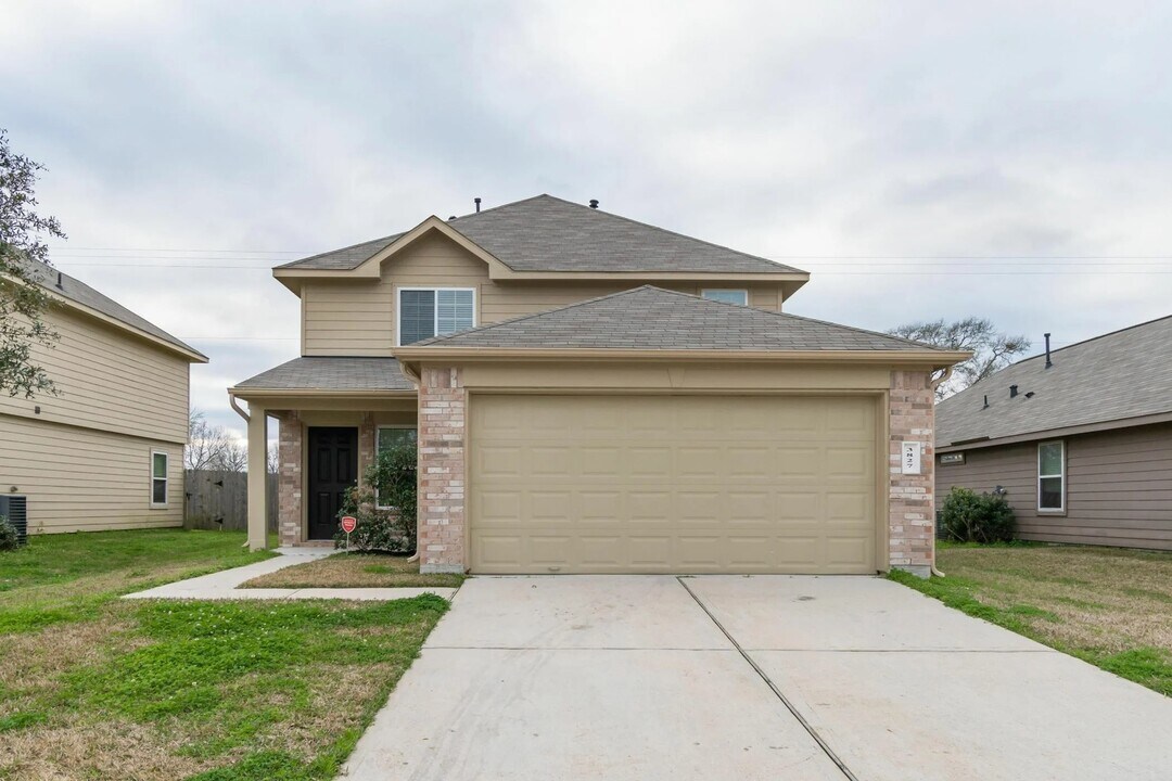 3827 Cary Creek Dr in Baytown, TX - Foto de edificio