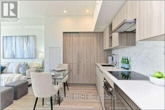 17 Bathurst St in Toronto, ON - Building Photo - Building Photo