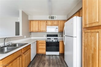 5710 E Tropicana Ave in Las Vegas, NV - Foto de edificio - Building Photo