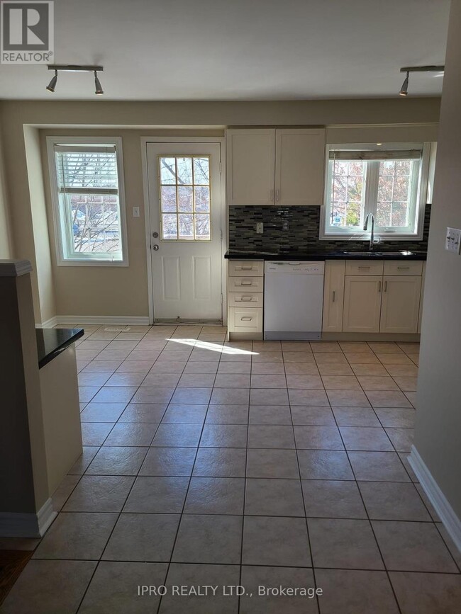 6810-6810 Meadowvale Town Centre Cir in Mississauga, ON - Building Photo - Building Photo