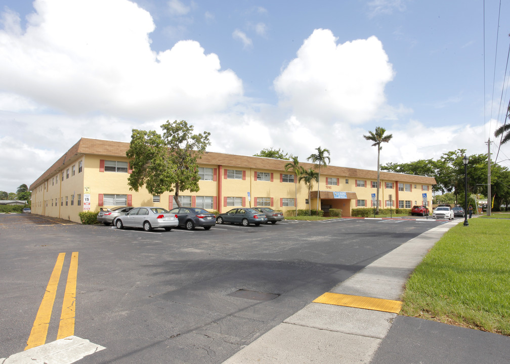 La Haina Apartments in Sunrise, FL - Building Photo